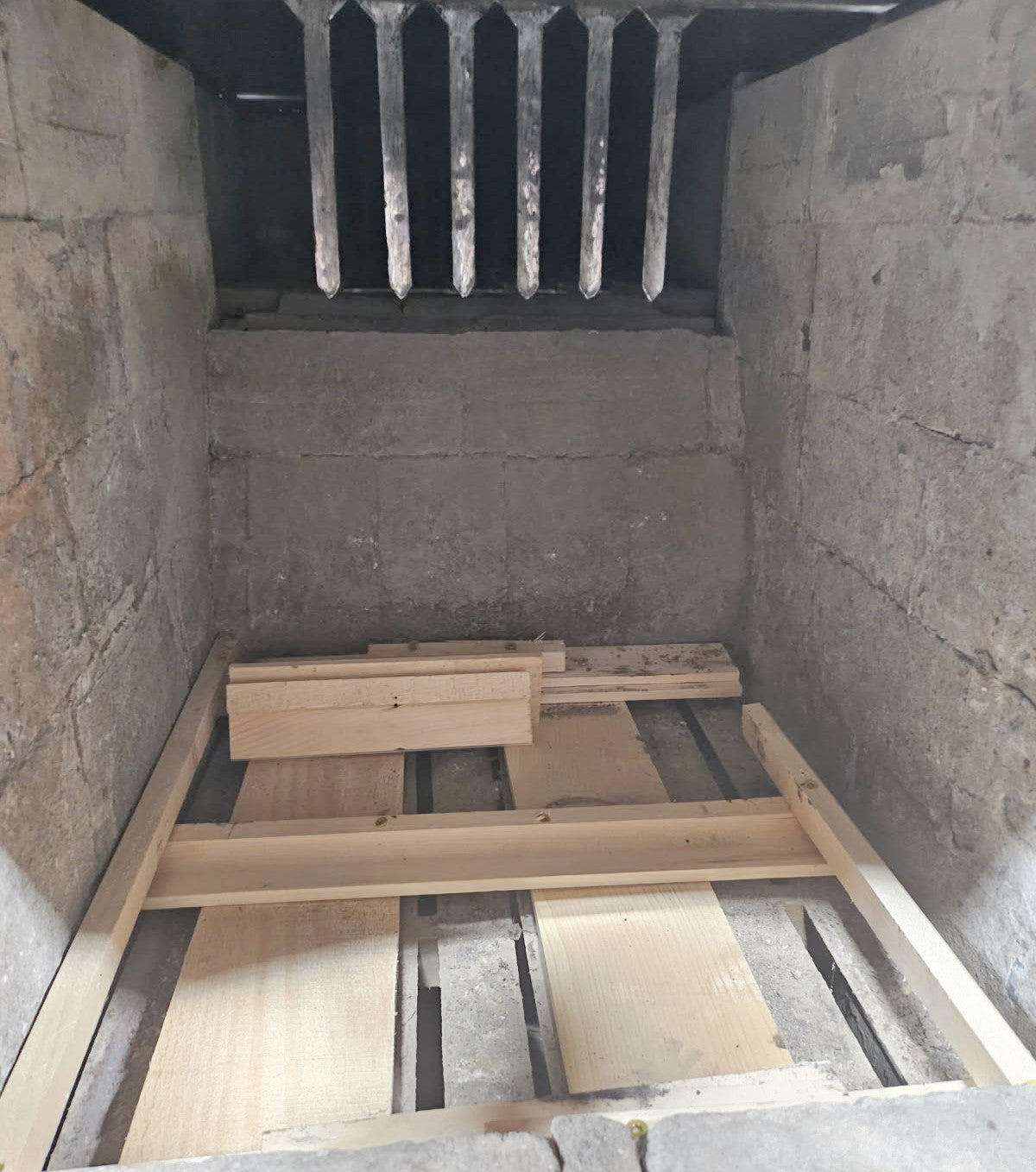 2'x4' Leader WSE Evaporator w/Galvanised Arch, Stack, Bricks, WSE Drop Flue Pans and Storage Crates